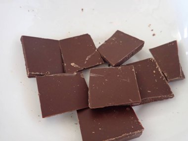 Mutfakta ev yapımı çikolatalı pasta hazırlama süreci.