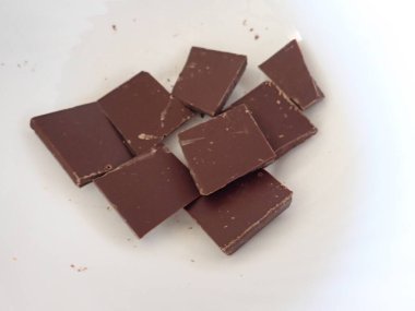 Mutfakta ev yapımı çikolatalı pasta hazırlama süreci.