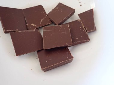 Mutfakta ev yapımı çikolatalı pasta hazırlama süreci.