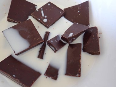 Mutfakta ev yapımı çikolatalı pasta hazırlama süreci.