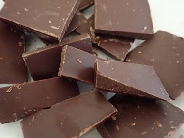 Mutfakta ev yapımı çikolatalı pasta hazırlama süreci.