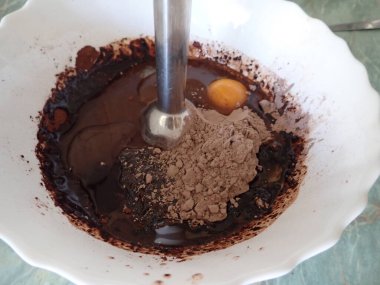 Mutfakta ev yapımı çikolatalı pasta hazırlama süreci.