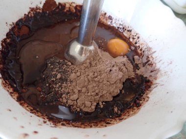 Mutfakta ev yapımı çikolatalı pasta hazırlama süreci.