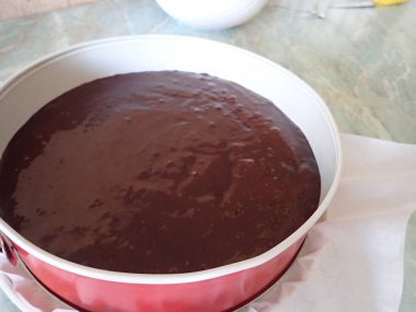 Mutfakta ev yapımı çikolatalı pasta hazırlama süreci.