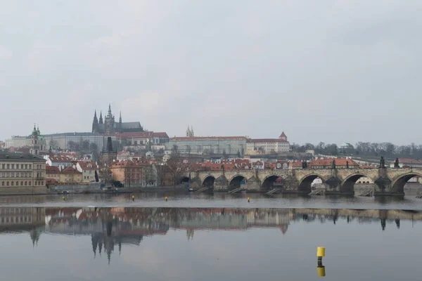 Pražské Hradní Panorama Nad Řekou Vltavou Karlovým Mostem — Stock fotografie