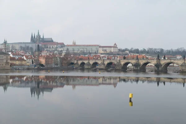 Pražské Hradní Panorama Nad Řekou Vltavou Karlovým Mostem — Stock fotografie