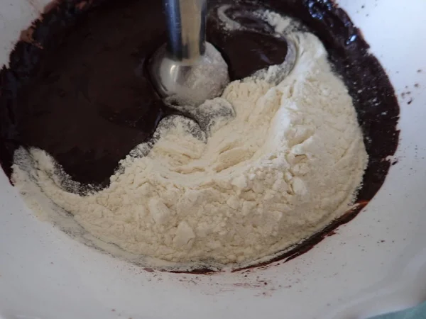 在厨房里自制甜巧克力蛋糕的工艺 — 图库照片