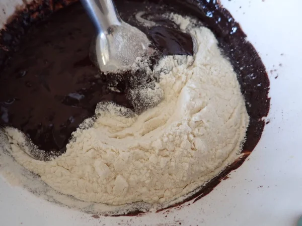 Mutfakta ev yapımı çikolatalı pasta hazırlama süreci.