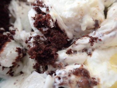 Kremalı ve vanilya soslu çikolatalı tatlı.