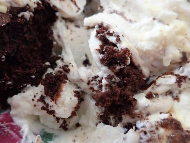 Kremalı ve vanilya soslu çikolatalı tatlı.