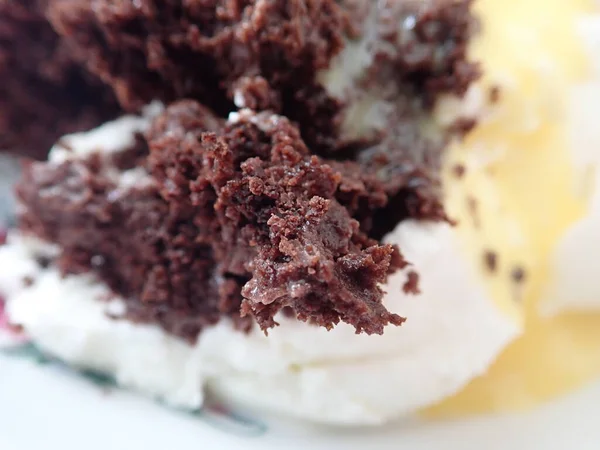 Dessert Cioccolato Sbriciolato Con Panna Salsa Alla Vaniglia — Foto Stock