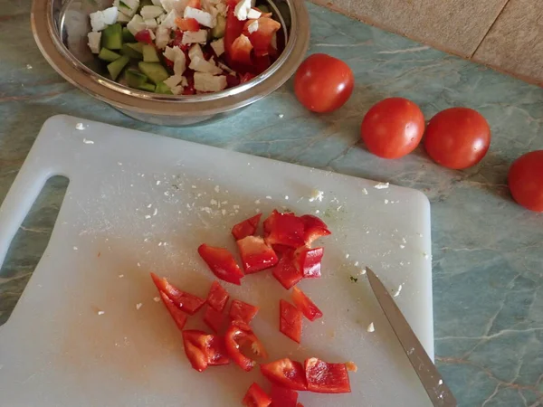 Κουζίνα Σπιτική Προετοιμασία Ενός Βαλκανικού Σαδιού Από Φρέσκα Λαχανικά — Φωτογραφία Αρχείου