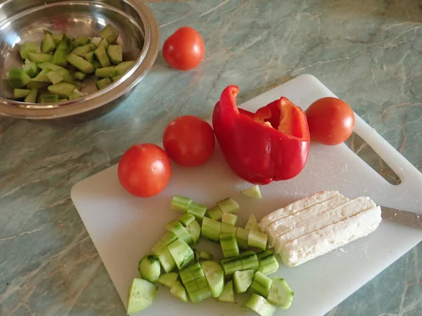 Κουζίνα Σπιτική Προετοιμασία Ενός Βαλκανικού Σαδιού Από Φρέσκα Λαχανικά — Φωτογραφία Αρχείου