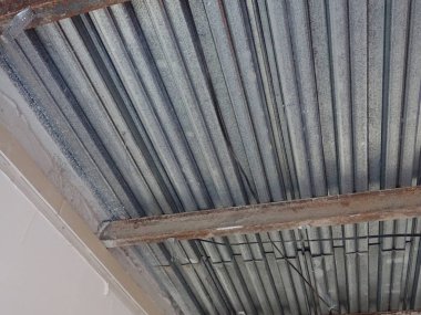 Dalgasal metal tavan ve kirişlerin üstündeki çatı