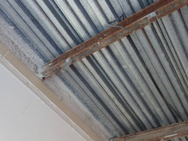Dalgasal metal tavan ve kirişlerin üstündeki çatı