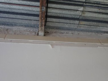 Dalgasal metal tavan ve kirişlerin üstündeki çatı