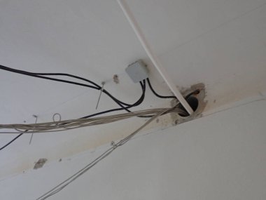 İçerideki bir inşaat sahasında düzensiz kablolar