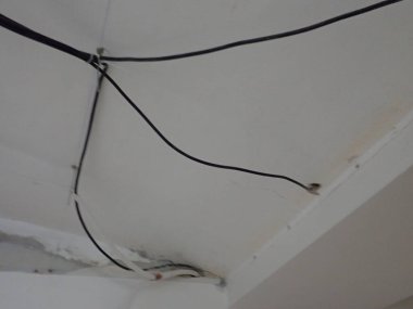 İçerideki bir inşaat sahasında düzensiz kablolar
