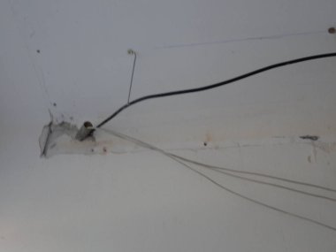 İçerideki bir inşaat sahasında düzensiz kablolar