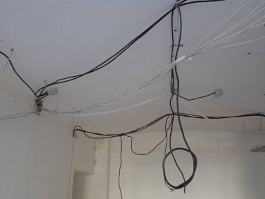 İçerideki bir inşaat sahasında düzensiz kablolar