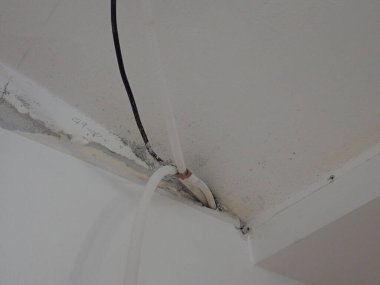 İçerideki bir inşaat sahasında düzensiz kablolar