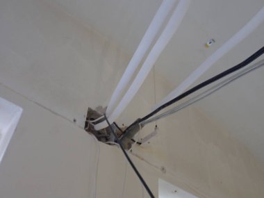 İçerideki bir inşaat sahasında düzensiz kablolar