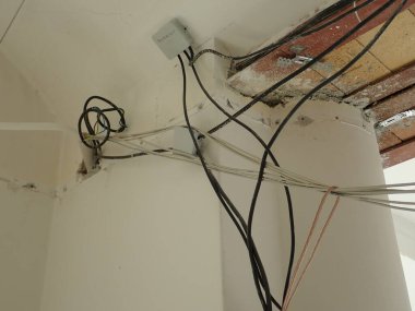 İçerideki bir inşaat sahasında düzensiz kablolar