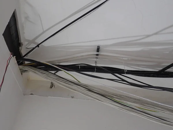 Çerideki Bir Inşaat Sahasında Düzensiz Kablolar — Stok fotoğraf