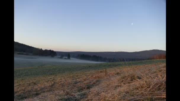 Sonnenaufgang Der Natur Mit Noch Sichtbarem Mond — Stockvideo