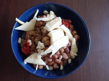 Peynirli fasulye ve sebze salatası.