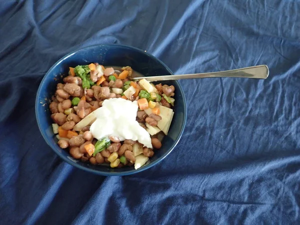 Tazón Azul Frijoles Ensalada Verduras Con Queso — Foto de Stock