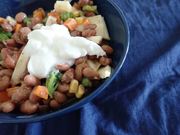 Een Blauwe Kom Bonen Groentesalade Met Kaas — Stockfoto