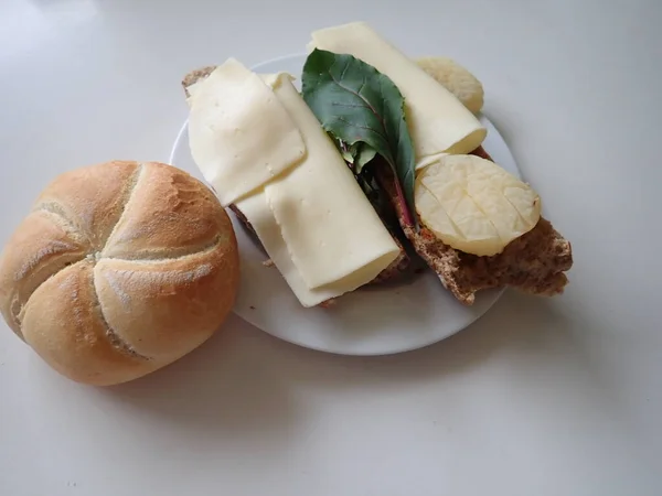 プレートの上にチーズがのったシンプルなおいしいスナックパン — ストック写真