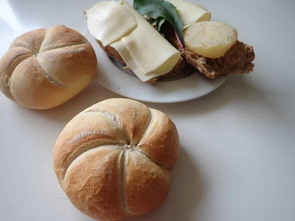 Einfaches Fastenbrot Mit Käse Auf Einem Teller — Stockfoto