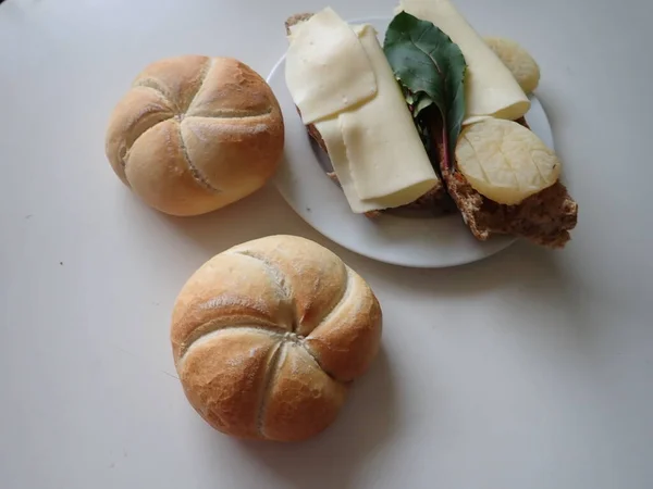 Enkelt Snacks Bröd Med Cheece Serveras Tallrik — Stockfoto