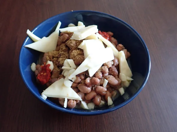 Eine Blaue Schüssel Mit Bohnen Gemüsesalat Mit Käse — Stockfoto