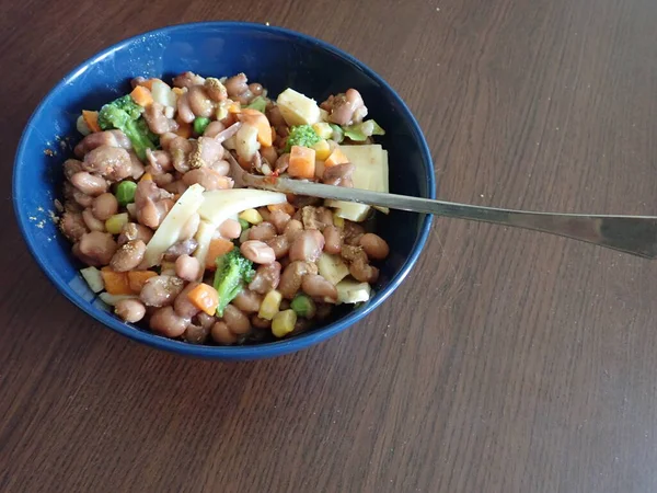 Uma Tigela Porção Azul Feijão Salada Legumes Com Queijo — Fotografia de Stock