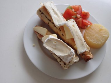 Peynirli taze ekmek, tabakta servis edilen basit kahvaltı.