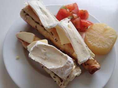 Peynirli taze ekmek, tabakta servis edilen basit kahvaltı.