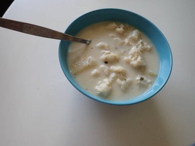 Bir kasede servis edilen beyaz karnabahar sütü çorbası.