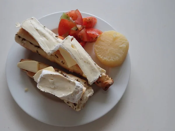 有奶酪的新鲜面包 简单的早餐放在盘子里 — 图库照片