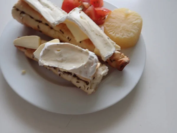 Frisches Brot Mit Käse Einfaches Frühstück Auf Einem Teller Serviert — Stockfoto