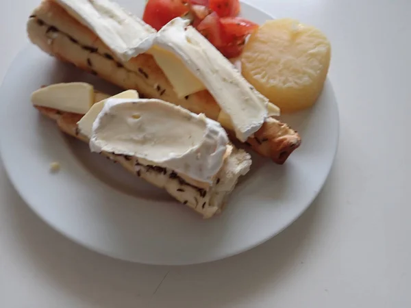 Pane Fresco Con Formaggio Semplice Colazione Servita Piatto — Foto Stock