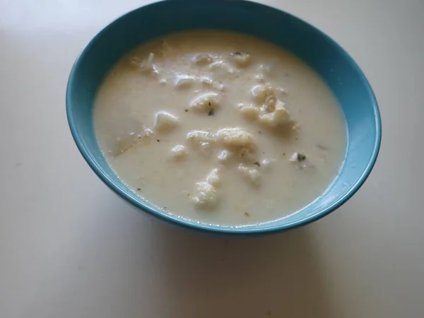 Teil Einer Weißen Blumenkohlmilchsuppe Serviert Einer Schüssel — Stockfoto