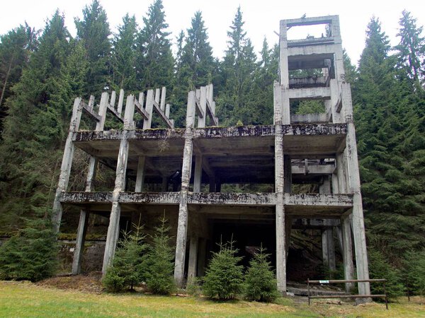 заброшенные бетонные руины старой оловянной шахты в горах Чехии
