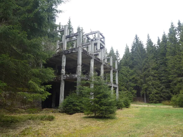 Ruina Hormigón Abandonado Una Antigua Mina Estaño Las Montañas Mineral —  Fotos de Stock