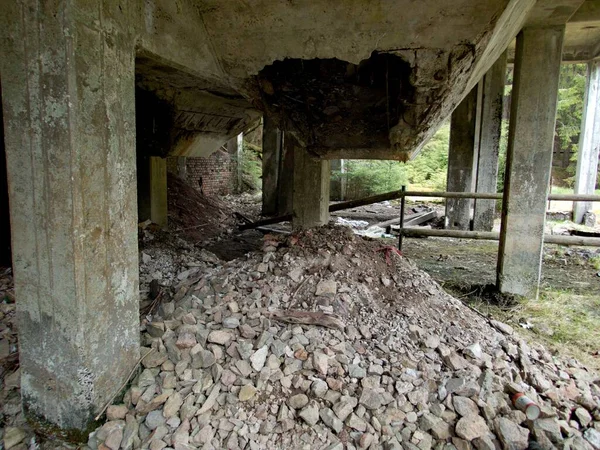 Porzucone Betonowe Ruiny Starej Kopalni Cyny Górach Rudy Czechach — Zdjęcie stockowe