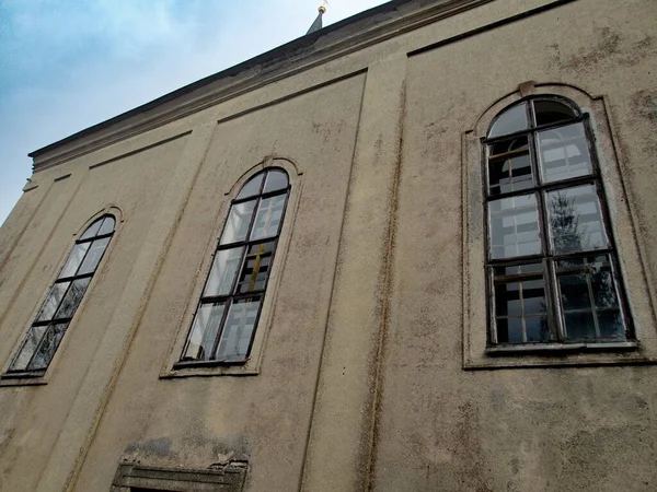 Uma Intempérie Abandonado Arruinado Igreja Inczech Aldeia — Fotografia de Stock