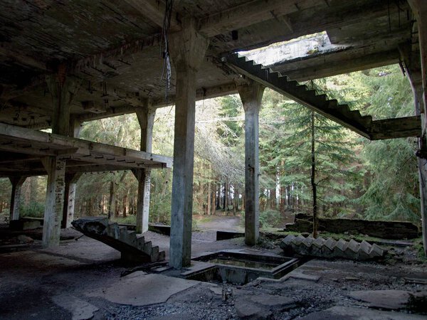 заброшенные бетонные руины старой оловянной шахты в горах Чехии
