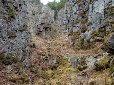 Eski kalay madeninin kayalık çukuru Czech cevheri dağlarında